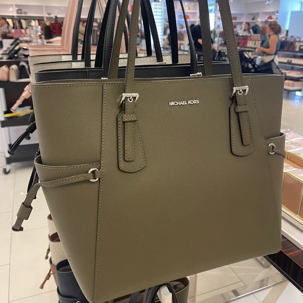 MICHAEL KORS Voyager Large Saffiano Leather EW Tote Shoulder Bag
Olive
NWT - Picture 11 of 16